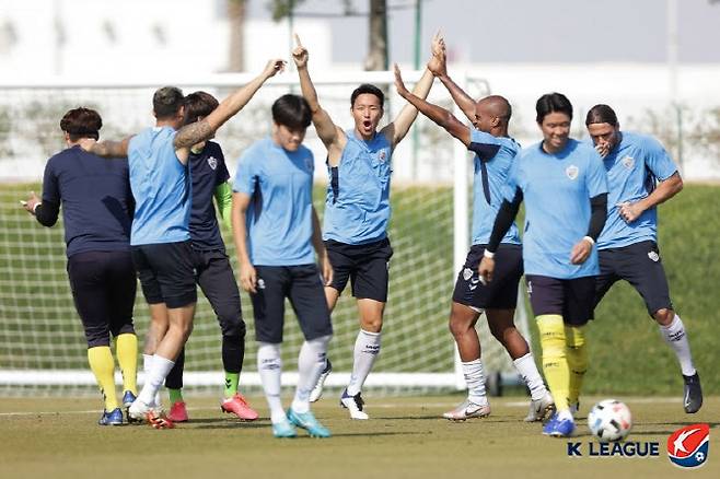 ACL 결승전을 앞두고 밝은 분위기에서 훈련을 진행하는 울산현대 선수들. 사진=프로축구연맹