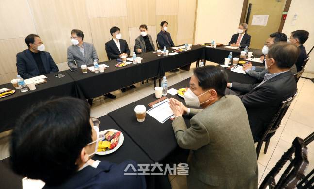 KBO 이사회에서 각 구단 사장들이 의견을 나누고 있다. 박진업기자 upandup@sportsseoul.com