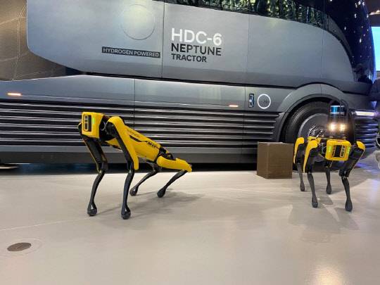 현대자동차 수소전기트럭 콘셉트카 '넵튠' 앞에 서 있는 보스턴 다이내믹스의 로봇개 '스팟'.<장우진 기자>