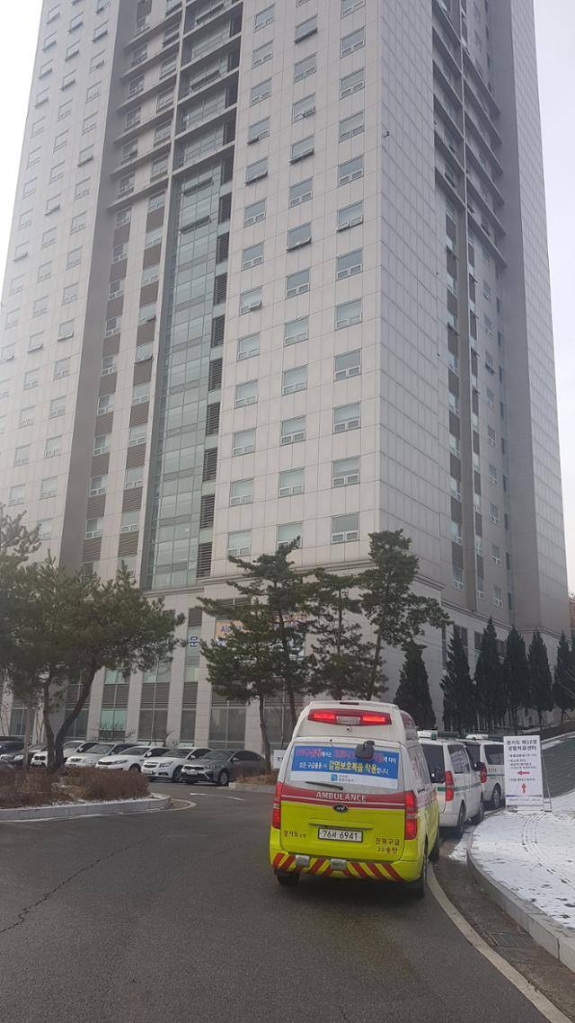 제10호 생활치료센터로 지정된 경기대 기숙사에 18일 앰뷸런스가 대기하고 있다.