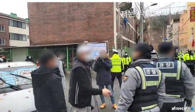 조두순 출소 현장 상황을 생중계한 방송 화면. 아프리카TV 캡처