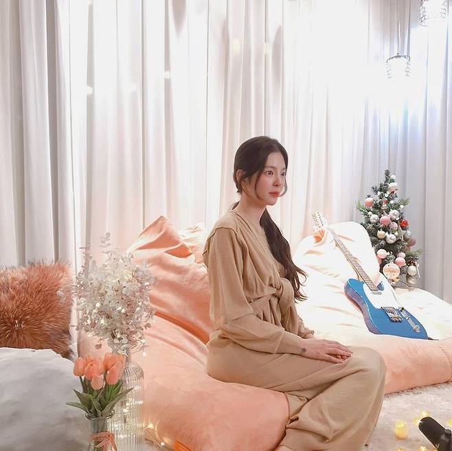 Jang Jae-in, Im Studying These Days [SNScut]Singer Jang Jae-in reported on the current situation.On December 18, Jang Jae-in wrote on his Instagram, Hello - Im doing my studies these days! Im sorry for the friends who came to Korea, but I feel good just because the Friends are close to me. Well, then, the companys gonna be in trouble.and posted a picture.In the open photo, Jang Jae-in boasted a pure beauty with long straight hair hanging down.Jang Jae-in is singing in a cozy atmosphere with comfortable attire or looking elsewhere.jang so-hyun