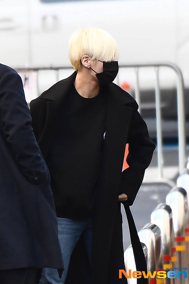 TXT Taehyun Blonde Hair to cover up the cityTOMORROW X TOGETHER (TXT) member Taehyun is going to work to attend the 2020 KBS Song Festival held at KBS Main Building in Yeouido-dong, Yeongdeungpo-gu, Seoul on the afternoon of December 18.