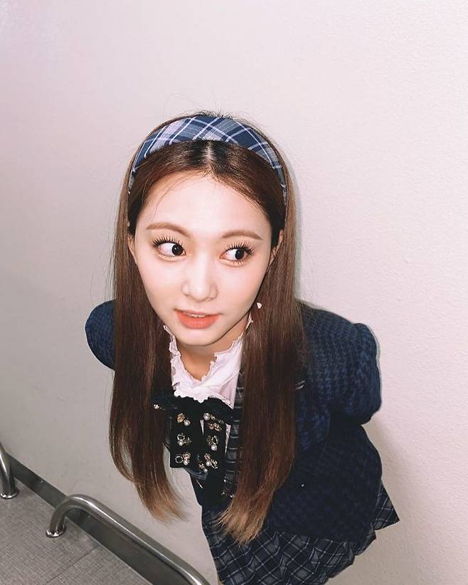 TWICE TZUYU, the wink Signal over the prettier limit [SNScut] snipering SouthernTWICE TZUYU has reported on the latest.On December 18, TWICE official Instagram posted several photos of TZUYU along with Signal.In the photo, TZUYU looks at the camera or a refreshing wink at the camera. The beautiful beauty catches the eye without being disturbed even if it is close to the camera without any hesitation.The news is Seo Yu-na