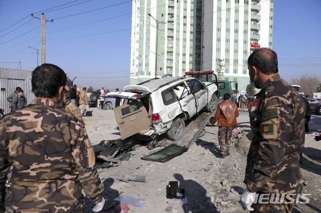 [카불=AP/뉴시스 12월]15일 아프가니스탄 수도 카불에서 차량 폭발 공격이 발생해 보안군이 현장을 조사하고 있다. 현지 경찰은 카불 부주지사가 탑승한 차량에 부착했던 폭탄이 폭발해 부주지사 등 최소 3명이 숨지고 경호원 2명이 다쳤다고 밝혔다. 2020.12.15.