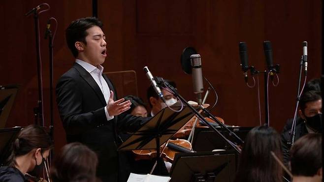 서울시향 캐럴 녹음 현장-베이스바리톤 길병민(출처 서울시향 페이스북)