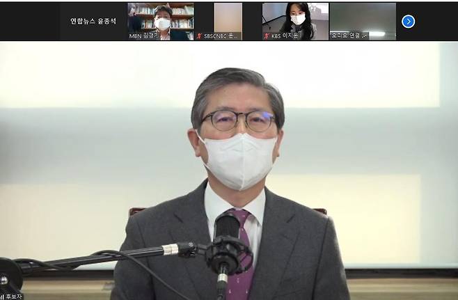 질의응답 하는 변창흠 국토부 장관 후보자 (서울=연합뉴스) 변창흠 국토교통부 장관 후보자가 18일 국토부 출입기자단과 연 온라인 간담회에서 질의에 답변하고 있다.       [간담회 사이트 캡처. 재판매 및 DB 금지] photo@yna.co.kr