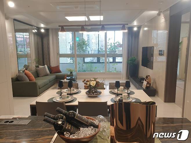 '힐스테이트 고덕 센트럴' 모델하우스 내 84㎡B타입 거실 모습. © 뉴스1