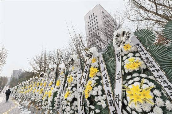 윤석열 총장 징계에 반대하는 보수단체들이 추미애 장관을 비판하는 근조화환을 법무부 청사에서 서울 대검찰청 앞으로 옮겨 놓았다. [뉴시스]