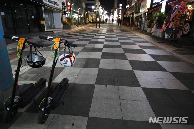 [제주=뉴시스]우장호 기자 = 제주형 사회적 거리두기 2단계 시행 첫날인 18일 오후 제주시 연동 누웨마루 거리가 지나는 사람이 없어 한산한 모습을 보이고 있다. 2020.12.18. woo1223@newsis.com