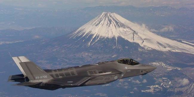 일본 미쓰비시 중공업이 조립한 F-35A가 후지산 인근을 비행하고 있다. [JASDF]