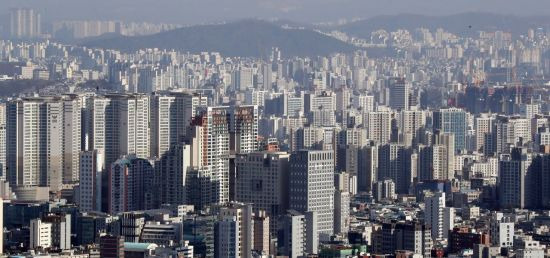 남산에서 바라본 강북 아파트 전경 [이미지출처=연합뉴스]