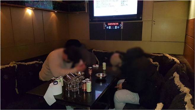 서울시 민생사법경찰단과 서울경찰청, 자치구가 지난 18일 코로나19 방역지침 위반 의심 업소 단속을 실시하면서 영등포구의 한 유흥주점을 적발해 현장 조사를 하고 있다. 서울시 제공