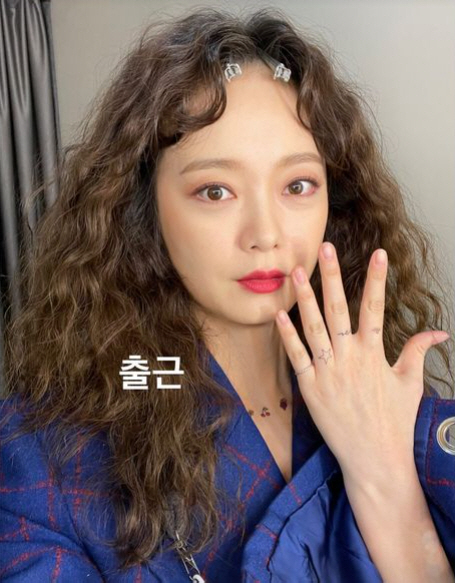 Jeon So-min, big eyes + smart nose ..Way to work is also fresh Vitamin itselfJeon So-min posted a picture on the Instagram story on the 21st with a short work article.The photo shows Jeon So-min, who was made up at the hair shop and finished all preparations for shooting.The visuals of Jeon So-min, which is a little more colorful than the usual makeup, attract attention.Jeon So-min completed his cute yet innocent visual with his distinctive large, clear eyes and sharp nose.Meanwhile, Jeon So-min is appearing on SBSs Running Man. In the movie My Name, released in October, he co-starred with Choi Jung-won.