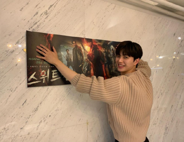 Song Kang, Netflix Sweet Home Worldwide hit Smile ..Song Kang posted two photos on Instagram on the 21st, revealing the current situation with emoticons.The photo shows Song Kang, who is building a happy Smile with Netflix drama Poster.Song Kang, who is delighted with Sweet Home, which has received explosive attention from viewers around the world with overwhelming visuals and urgent suspense since its release on the 18th, attracts attention.Song Kang showed a new acting transformation with Cha Hyun-soo, a hermit-like loner who has just moved into the green home and the only hope of the residents against the monster.