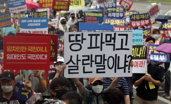 지난 8월1일 서울 여의도에서 617규제소급적용 피해자모임, 임대사업자협회 추인위원회 등 부동산 관련단체 회원들이 정부의 부동산 규제에 반대하는 집회를 열고 임대차 3법 반대 등의 구호를 외치고 있다. (사진=연합뉴스)