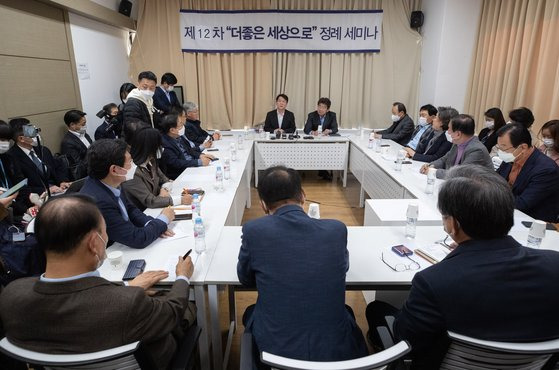 안철수 국민의당 대표가 12일 오후 서울 마포구 마포현대빌딩에서 열린 제12차 '더 좋은 세상으로(마포포럼)' 정례세미나에서 모두발언을 하는 모습. 뉴스1