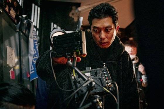 촬영 현장에서 모니터링하는 이응복 PD. [사진 넷플릭스]