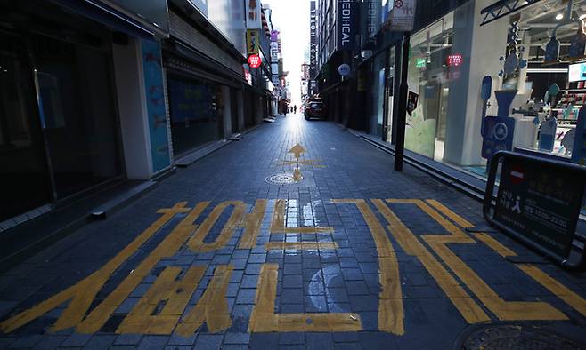 지난 17일 서울 명동거리가 한산한 모습을 보이고 있다. 연합뉴스