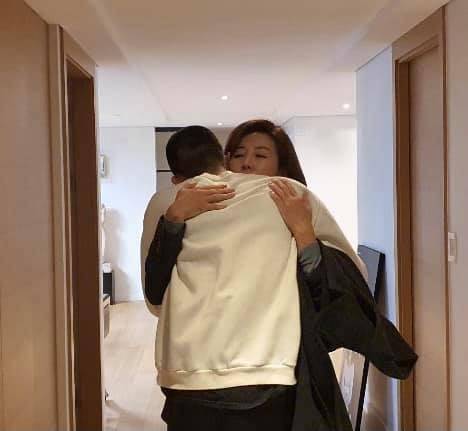 아들과 포옹하는 나경원 전 의원 [나경원 전 의원 페이스북 캡처. 재판매 및 DB 금지]