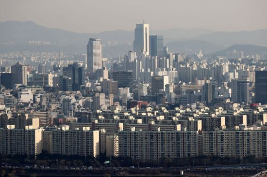 서울 매봉산에서 바라본 강남 일대 아파트의 모습. (사진=연합뉴스)