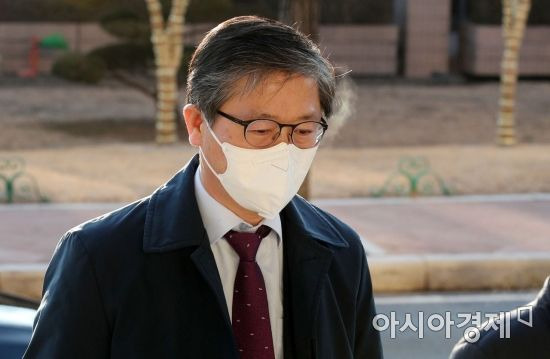 변창흠 국토교통부 장관 후보자가 21일 경기 정부과천청사 서울지방국토관리청에 마련된 청문회 준비 사무실로 출근하고 있다./과천=김현민 기자 kimhyun81@