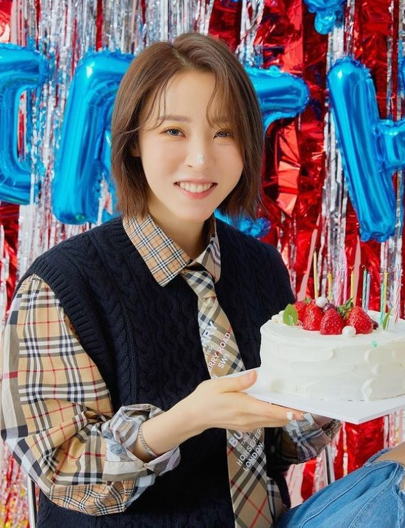 Birthday MAMAMOO Moonbyul, Cake and bright Smile Gift is nothingMoonbyul posted several photos on his SNS on Tuesday, along with Cake and Heart emoticons.The photo shows Moonbyul posing in a party space in commemoration of his birthday.Moonbyuls charming visuals, which lift Cake and smile brightly, catch the eye.Born 22 December 1992, Moonbyul celebrated his twenty-nineth birthday today (22nd); Moonbyul, via MAMAMOO official SNS, said: Dont worry about my Gift!The Gift I want to receive is Mumu (MAMAMOO fandom). Fans who responded to the photos responded such as Happy Birthday, Moon Star Happy Bulse Day and I want to hear a new song quickly.Meanwhile, Moonbyul will unveil her new Solo song Because Its Christmas MV today (22nd) for her birthday at 8 p.m.Because its Christmas official soundtrack will be included in Moonbyuls next album.