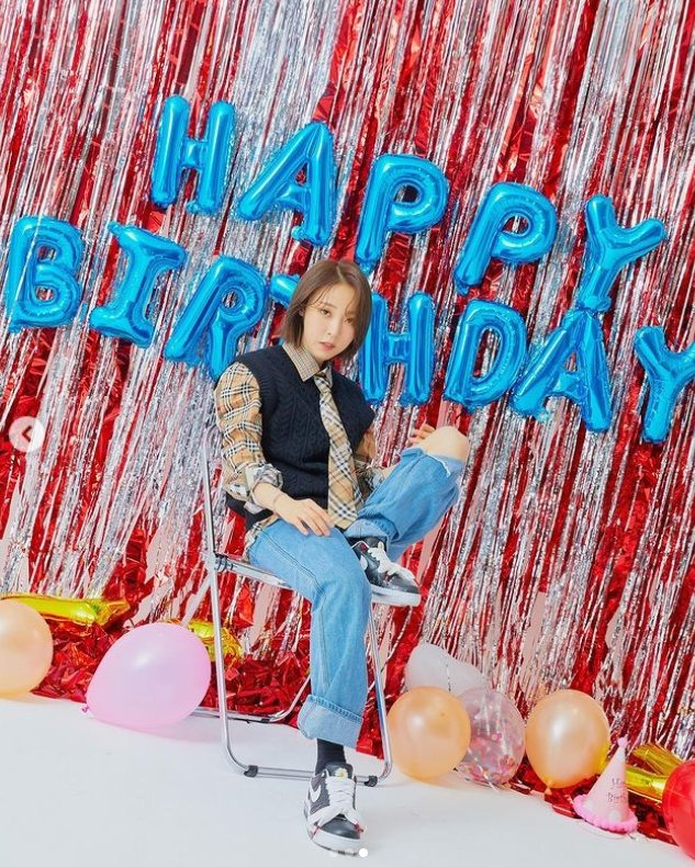 Birthday MAMAMOO Moonbyul, Cake and bright Smile Gift is nothingMoonbyul posted several photos on his SNS on Tuesday, along with Cake and Heart emoticons.The photo shows Moonbyul posing in a party space in commemoration of his birthday.Moonbyuls charming visuals, which lift Cake and smile brightly, catch the eye.Born 22 December 1992, Moonbyul celebrated his twenty-nineth birthday today (22nd); Moonbyul, via MAMAMOO official SNS, said: Dont worry about my Gift!The Gift I want to receive is Mumu (MAMAMOO fandom). Fans who responded to the photos responded such as Happy Birthday, Moon Star Happy Bulse Day and I want to hear a new song quickly.Meanwhile, Moonbyul will unveil her new Solo song Because Its Christmas MV today (22nd) for her birthday at 8 p.m.Because its Christmas official soundtrack will be included in Moonbyuls next album.