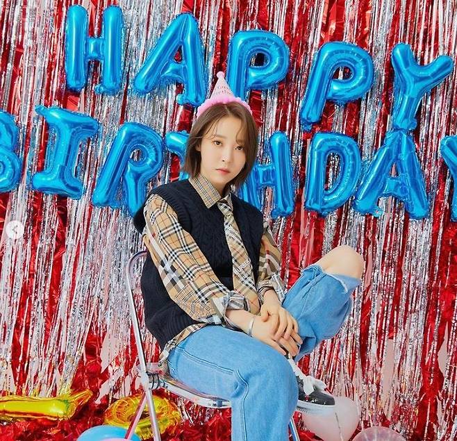 Birthday MAMAMOO Moonbyul, Cake and bright Smile Gift is nothingMoonbyul posted several photos on his SNS on Tuesday, along with Cake and Heart emoticons.The photo shows Moonbyul posing in a party space in commemoration of his birthday.Moonbyuls charming visuals, which lift Cake and smile brightly, catch the eye.Born 22 December 1992, Moonbyul celebrated his twenty-nineth birthday today (22nd); Moonbyul, via MAMAMOO official SNS, said: Dont worry about my Gift!The Gift I want to receive is Mumu (MAMAMOO fandom). Fans who responded to the photos responded such as Happy Birthday, Moon Star Happy Bulse Day and I want to hear a new song quickly.Meanwhile, Moonbyul will unveil her new Solo song Because Its Christmas MV today (22nd) for her birthday at 8 p.m.Because its Christmas official soundtrack will be included in Moonbyuls next album.