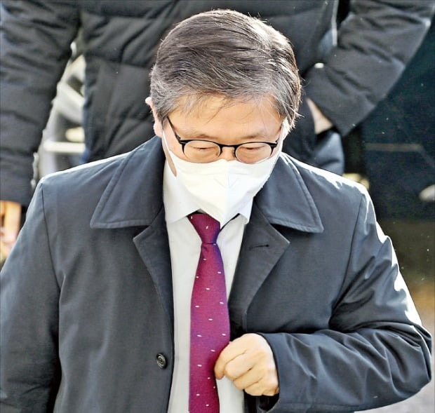 < 청문회 준비 사무실로 출근 > 변창흠 국토교통부 장관 후보자가 21일 정부과천청사 서울지방국토관리청에 마련된 청문회 준비 사무실로 출근하고 있다.  연합뉴스