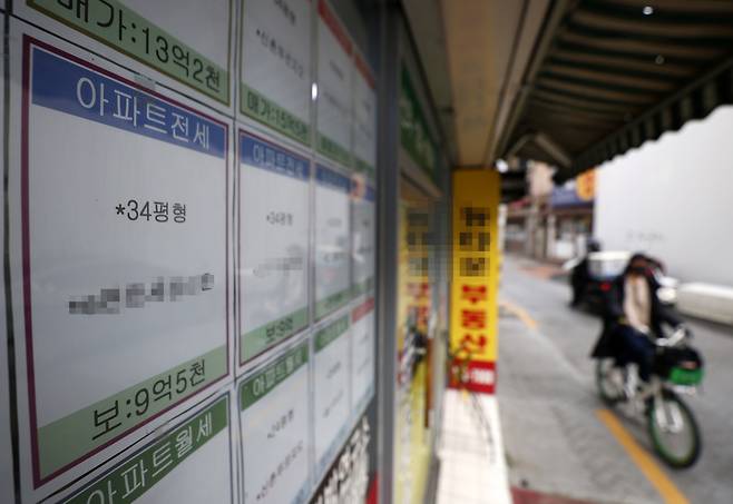 지난 1일 오후 전·월세, 매매 안내문이 게재된 서울의 한 부동산 모습 . [연합]