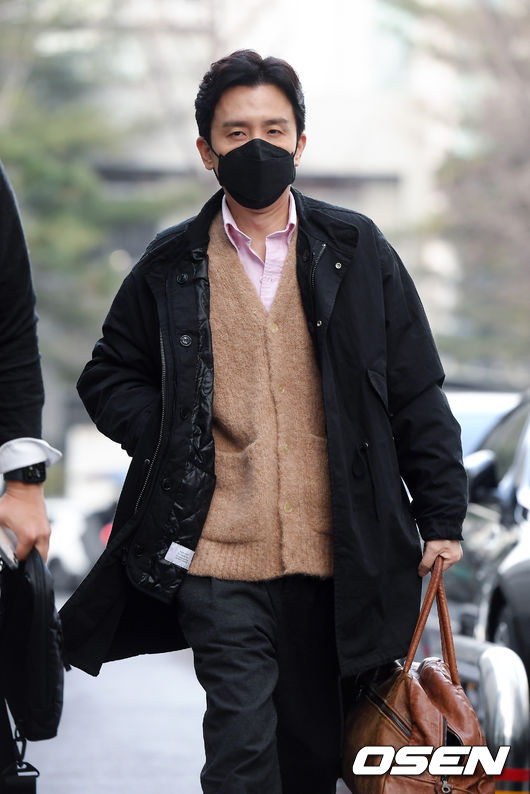 You Hee-yeol, Winter Winds ThroughSinger You Hee-yeol is on his way to work for the recording of You Hee-yeols Sketchbook held at KBS in Yeouido, Och Seoul Youngdeungpo District on the 22nd.