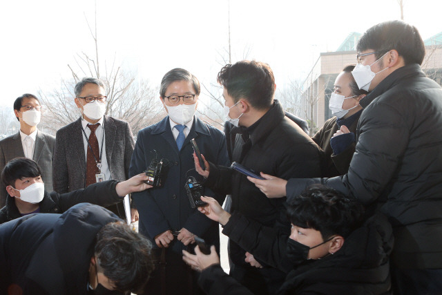 변창흠(가운데) 후보자가 7일 정부과천청사로 출근하는 중 취재진의 질문을 받고 있다. /사진제공=국토교통부