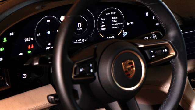 주행가능거리 487km가 표시된 타이칸 4S 차량 계기판 / 강신우