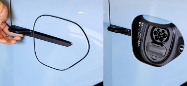 바를 올리면 자동으로 노출되는 충전 포트 / 강신우