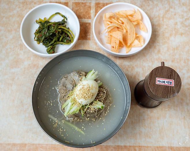 백령도 냉면을 먹을 때는 까나리액젓이 필수