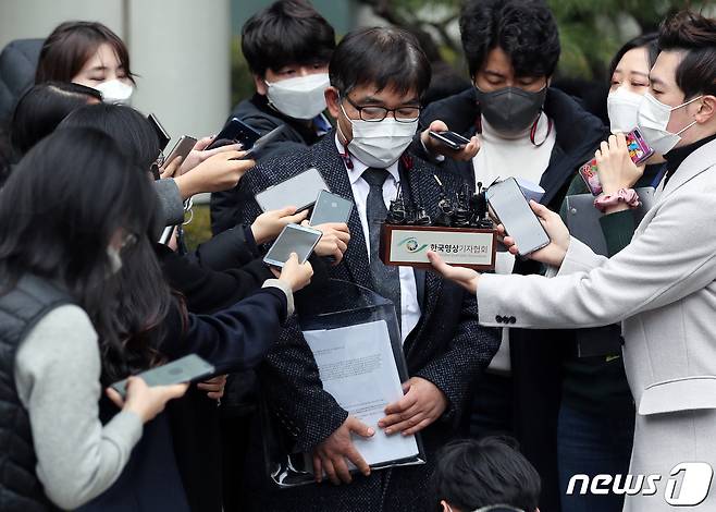 정경심 동양대학교 교수가 1심 공판에서 징역 4년에 법정 구속된 가운데 정 교수측 김칠준 변호사가 법정을 나서며 취재진 질문에 답하고 있다. 2020.12.23/뉴스1 © News1 이동해 기자