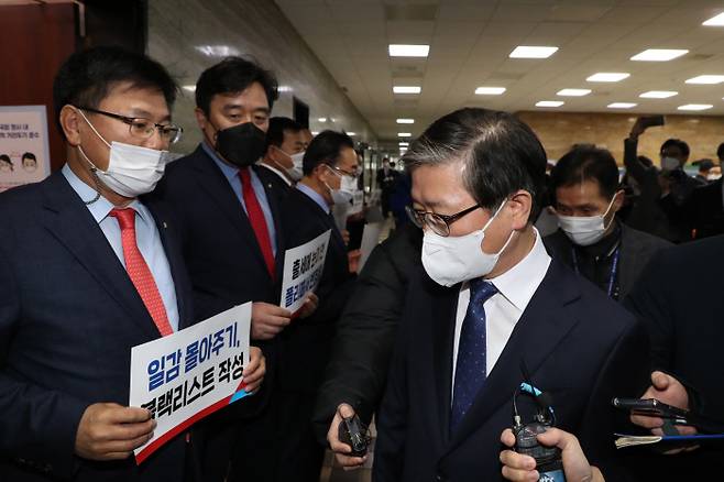 23일 오전 국회에서 열린 변창흠 국토교통부 장관 후보자에 대한 인사청문회에서 국민의 힘 의원들이 변 후보자에게 피켓을 들고 항의하고 있다. 국회사진기자단