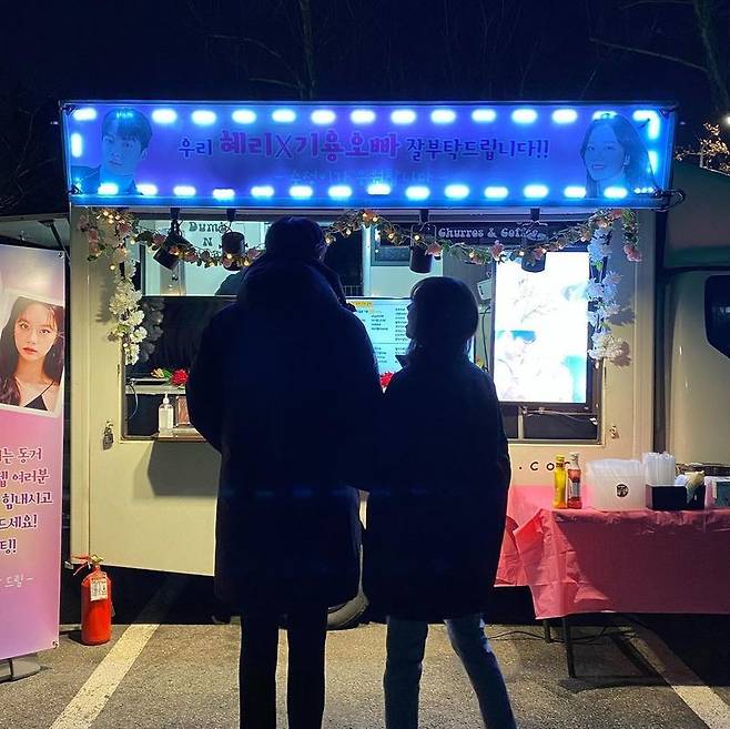 Group Girls Day member and actor Hyeri certified Iced coffee.Hyeri wrote on his Instagram on December 22, Sens. Sangjeong sent me an Iced coffee.  They also sent us snacks.  Thanks Hana Hana is not cold, posted several photos with the post.The released photo showed Hyeri smiling brightly with his arm open in front of the Iced coffee.  I was very pleased with the Iced coffee from Group X member and actor Sangjeong.Crystal added a cheer to the Iced coffee banner with the caption, Thank you Hyeri X Kiyon-opa.Hyeri, meanwhile, is currently working on filming tvNs new drama Falling Together with The Liver with the actors long-term use.