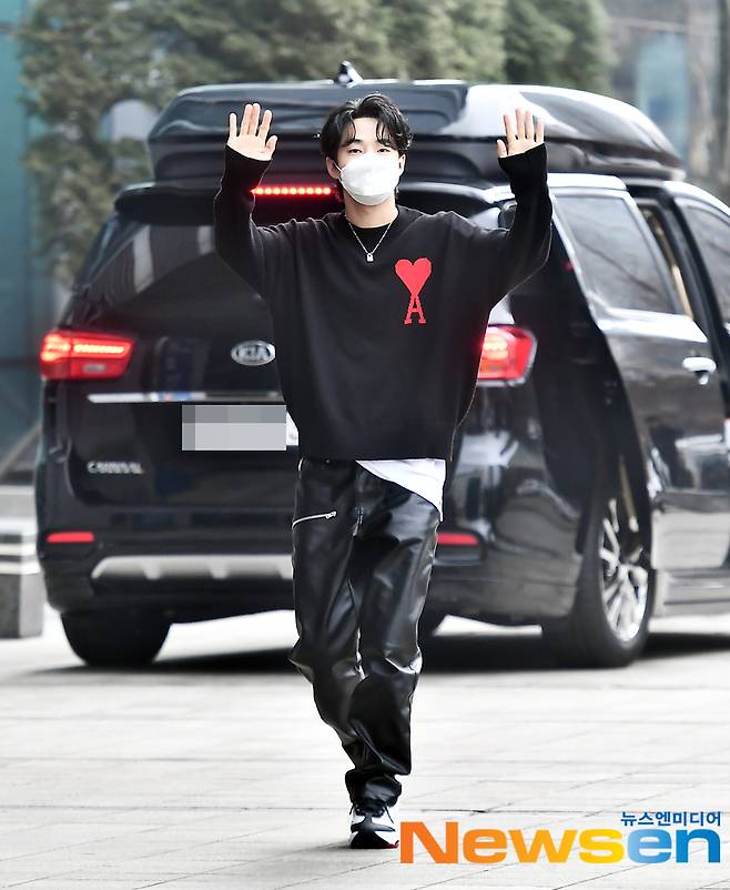 Henry Lau fashion icon Down Way to work charmSinger Henry Lau is entering the SBS station in Mokdong to record the SBS Power FM Dooshi Escape Cult show program on December 23rd.