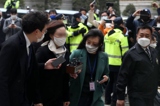 정경심 동양대학교 교수가 23일 오후 서울 서초구 서울중앙지방법원에서 열린 자본시장과 금융투자업에 관한 법률위반 등 관련 1심 선고공판에 출석하고 있다. 뉴스1