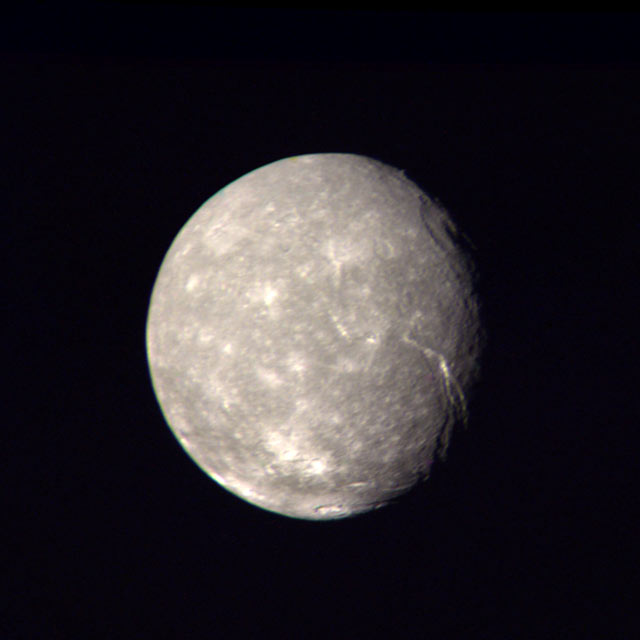 보이저 2호가 찍은 천왕성 위성 티타니아. 천왕성의 위성 가운데 가장 먼저 발견되었으며, 달의 절반 정도 크기로 천왕성의 위성 중 제일 크다. 중앙 부분에 길이가 1,600km정도 되는 커다란 단층계곡과 크레이터들이 많이 분포 되어 있다.(출처=NASA)