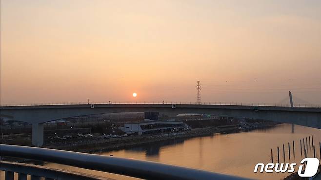 지난 22일 인천시 서구 시천교에서 바라본 시천철교 위로 해가 지고 있다. © 뉴스1