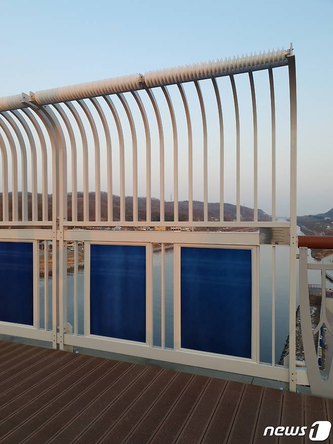 포스코에너지와 인천시가 시천교에 설치한 태양광 발전시설 융합형 투신방지 안전난간. 난간 상단에는 스테인리스 바와 회전 롤러가, 하단에는 태양광 모듈과 발광다이오드(LED)가 설치돼 있다. © 뉴스1