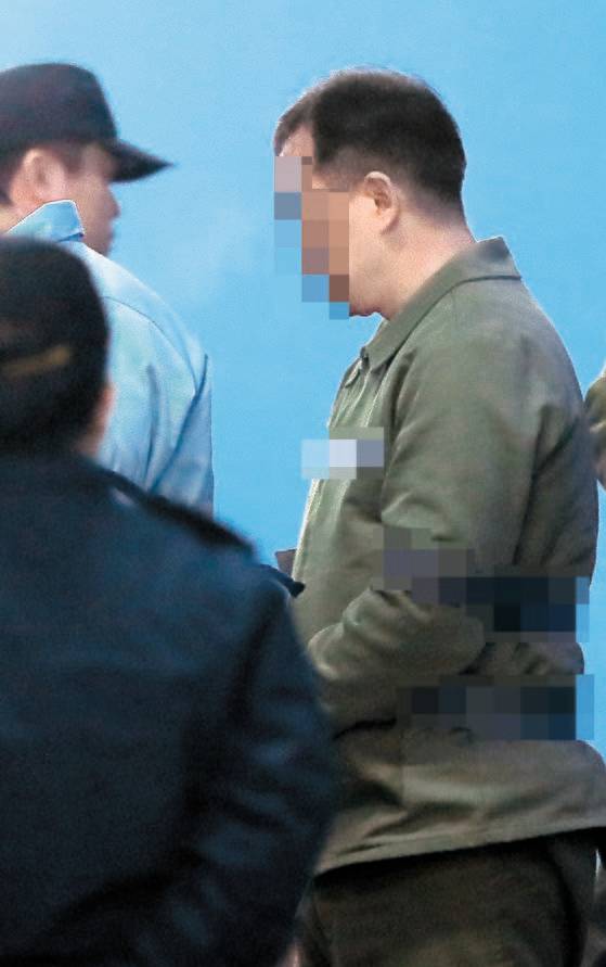 쌍둥이 딸에게 시험문제와 정답을 유출한 혐의로 구속기소된 전 숙명여고 교무부장 A씨가 2018년 재판을 받던 모습. 대법원은 A씨에게 징역 3년을 확정했다. [연합뉴스]