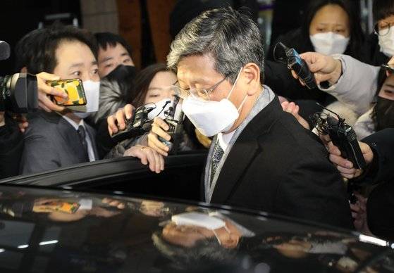16일 새벽 윤석열 검찰총장 검사징계위원회 2차 심의를 마친 이용구 법무부 차관이 청사를 나서고 있다. [연합뉴스]