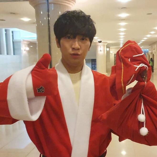 Actor Lee Sang-yeob has made a surprise transform with Santa.Lee Sang-yeob posted a photo on his personal Instagram account on December 24 with the caption: merry Christmas.In the photo, Lee Sang-yeob poses in Santa costume, with a tiny, dissipating face and a slightly weEve jeans hairstyle that adds a soft appeal.Especially, Santa costume was also digested and made the eyes happy.Meanwhile, Lee Sang-yeob appeared on KBS 2TV I went once which last September.