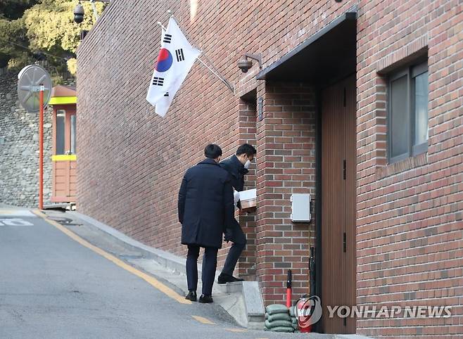 이명박 사저로 들어가는 택배 물품도 '소독' (서울=연합뉴스) 임헌정 기자 = 이명박 전 대통령 사저 경비인력팀에서 신종 코로나바이러스 감염증(코로나19) 집단발병이 확인됐다.      24일 중앙방역대책본부(방대본)에 따르면 서울 강남구 논현동 소재 이 전 대통령의 사저 경비 근무를 담당하는 방호요원 10명이 코로나19 확진 판정을 받았다.      사진은 이날 이 전 대통령 사저에서 택배 물품을 소독하기 위해 방역용품을 들고나온 경비요원. kane@yna.co.kr