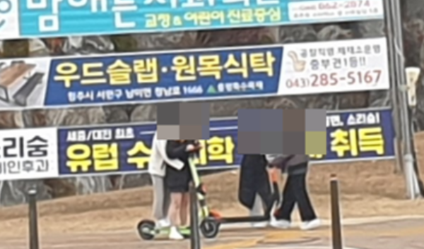 지난 23일 세종시에서 교복을 입은 학생들이 전동킥보드를 타고 있는 모습. 2명이 1개의 전동킥보드를 이용하는 것은 규정 위반이다./최효정 기자