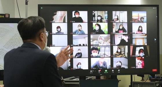 24일 서울 강남구 대치동 강남종로학원에서 열린 2021학년도 대학수학능력시험 정시 최종 지원전략 설명회에서 임성호 대표이사가 2021학년도 정시 지원전략을 설명하고 있다. 뉴스1